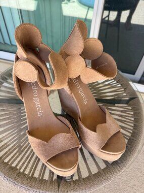 Pedro Garcia Espana Wedges nude Unlined raw edge suede cowhide US 8.5 EUR 39